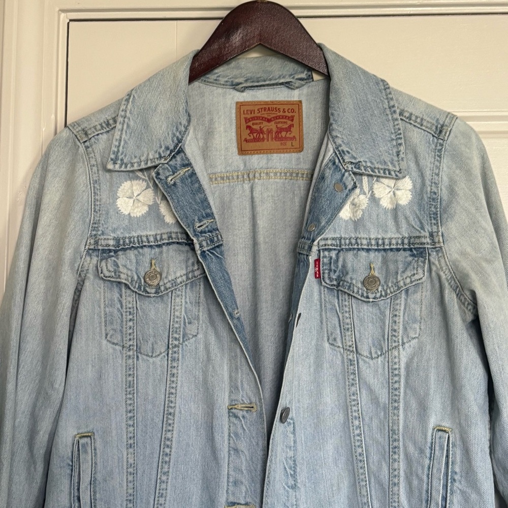 • [Levi’s] Embroidered Jean Jacket • - Picture 2 of 9